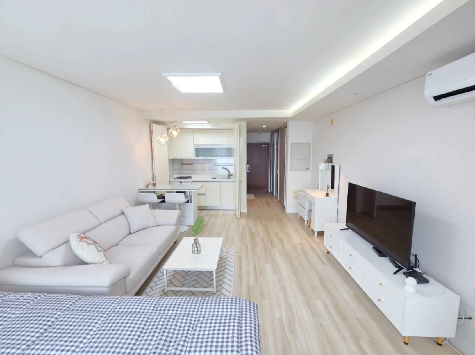 Small deposit and all furnished house in Seoul - photo 2