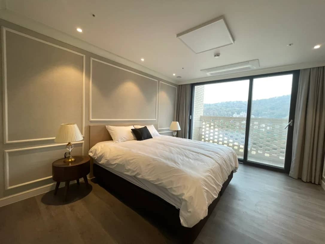 Premium, Like PentHouse, 2BR, 2BA, 90Meals/mo, 15Rounding/mo. - photo 1