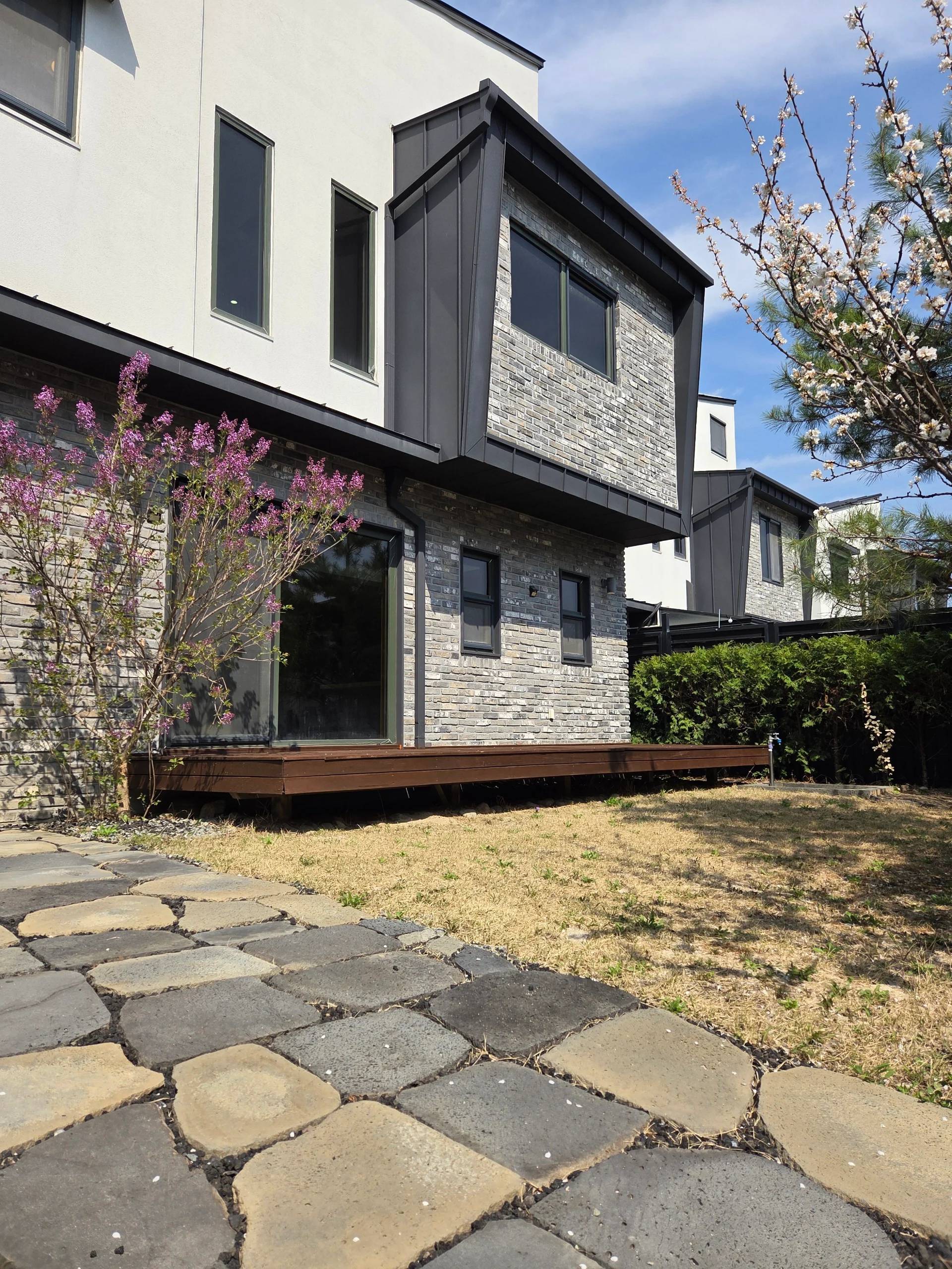 Yangpyeong Single Family House, South Han River View, 2 Floors + Attic, 3BD+3BA - photo 1