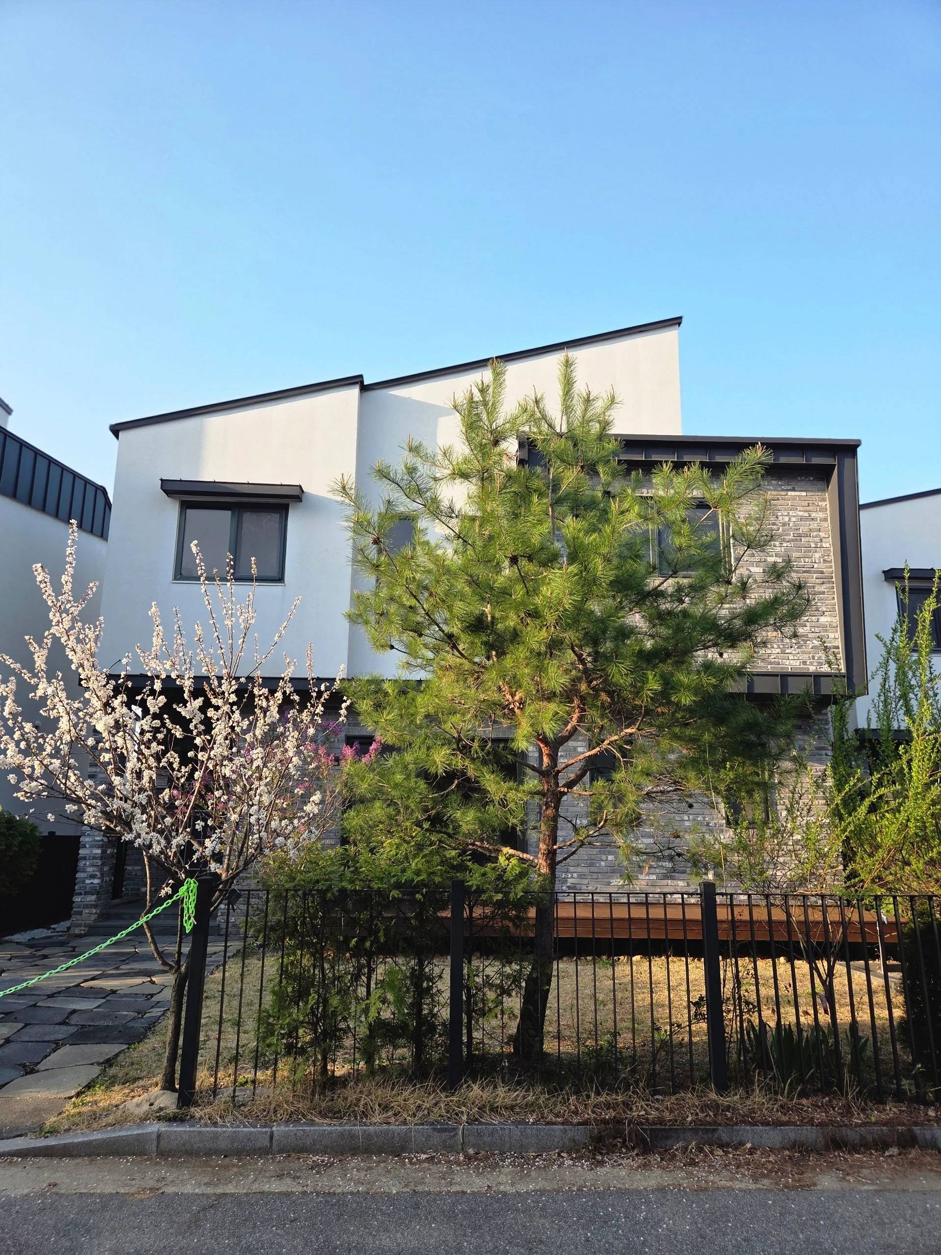 South Han River View Detached House, 2 Floors + Attic, 3 Bedrooms + 3 Bathrooms - photo 2