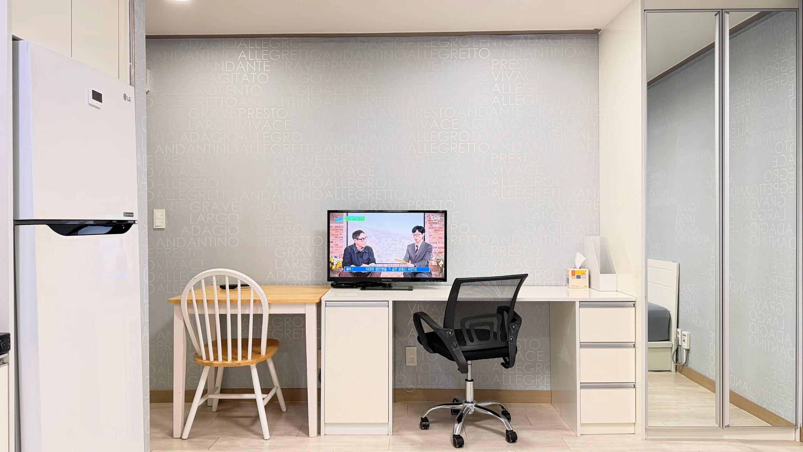 Fully Equipped, South Facing, Good Lighting. 2 Minutes Walk from Ewha station. - photo 1