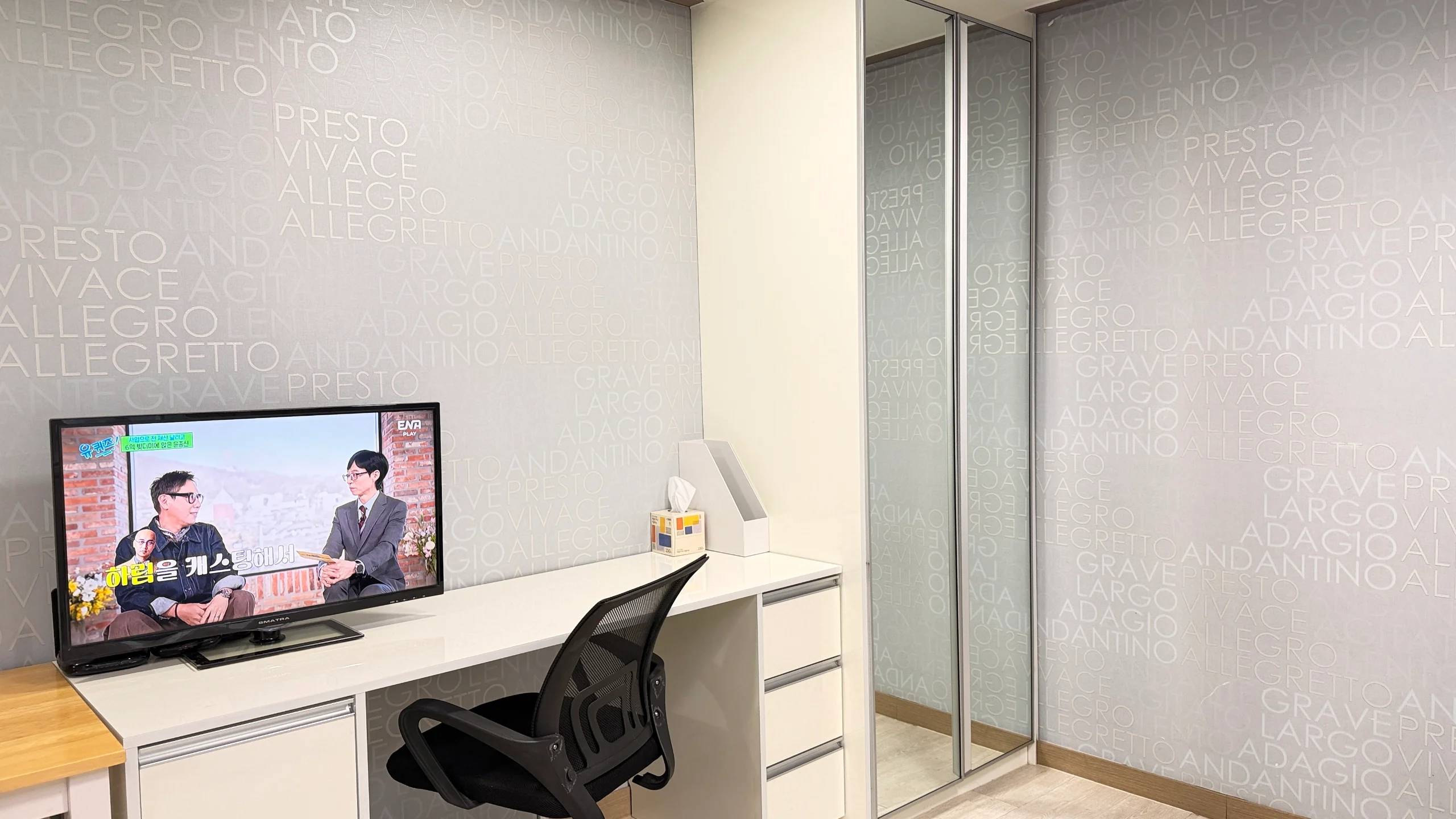Fully Equipped, South Facing, Good Lighting. 2 Minutes Walk from Ewha station. - photo 2