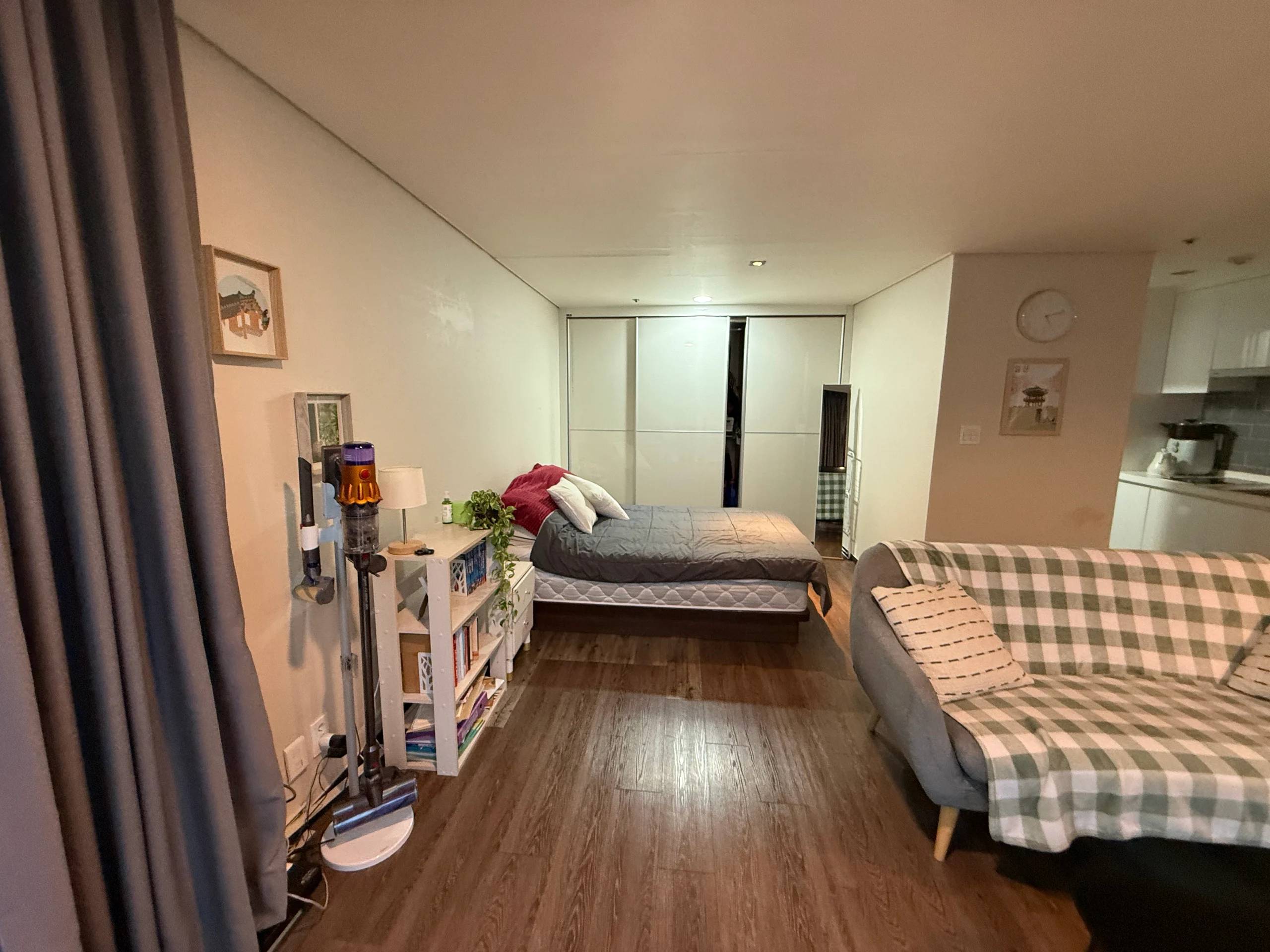 1 Minute Walk from Sinchon Station, Spacious Space, Expansive Windows - photo 2