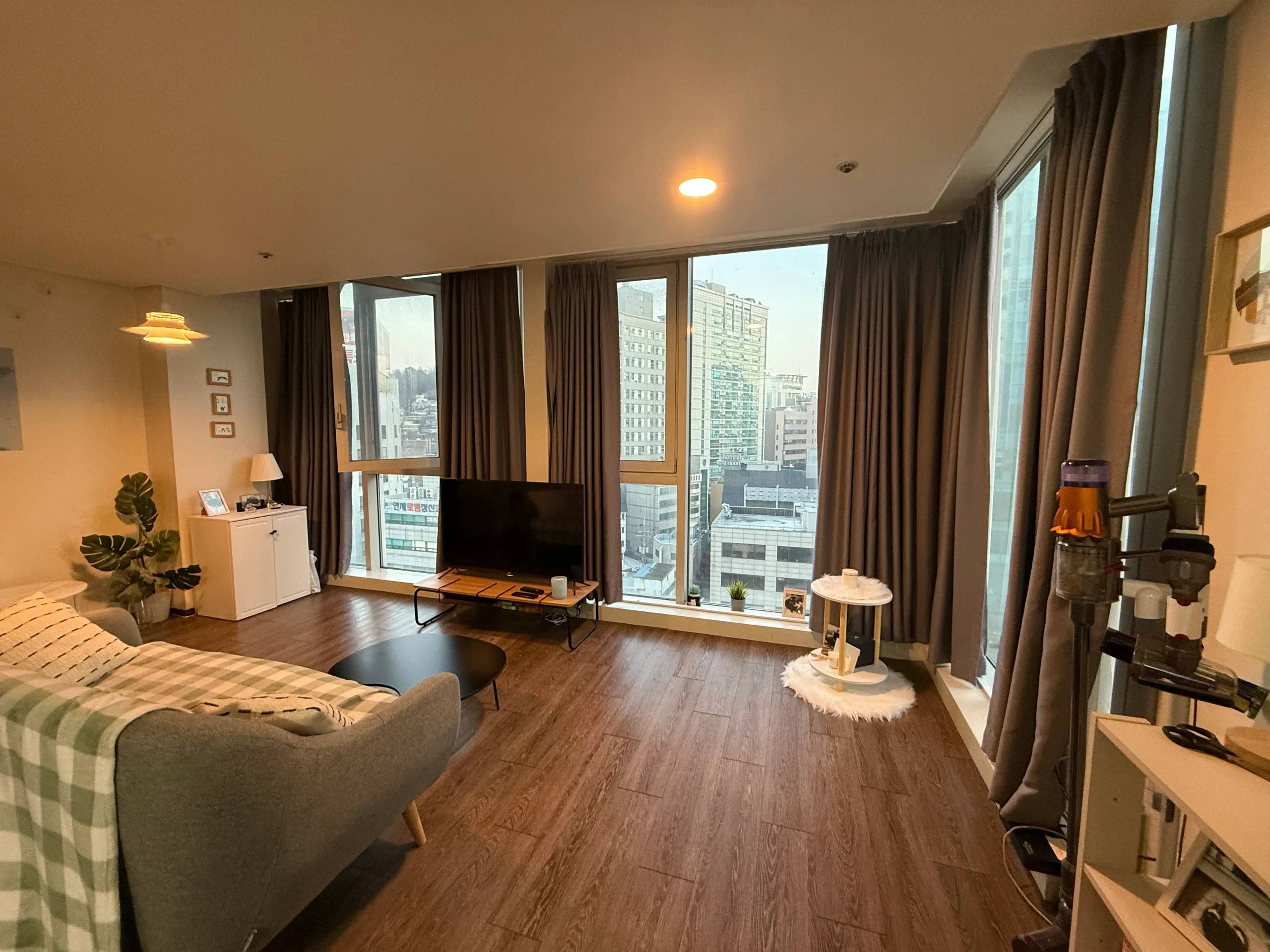 1 Minute Walk from Sinchon Station, Spacious Space, Expansive Windows - photo 1